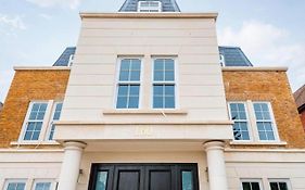 Stunning 2Ba, 2Br Apt, Desirable Chigwell Chcl F6